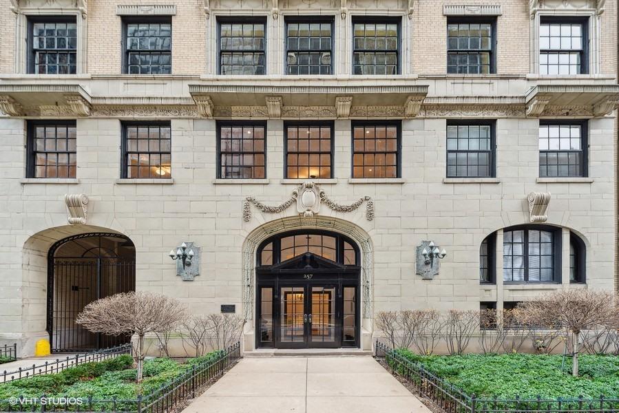 257 E Delaware Pl. #10AB, Chicago, IL 60611