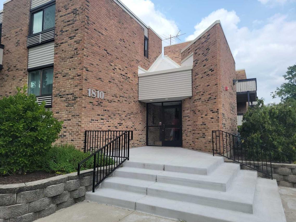 1810 Hemlock Pl. #204, Schaumburg, IL 60173