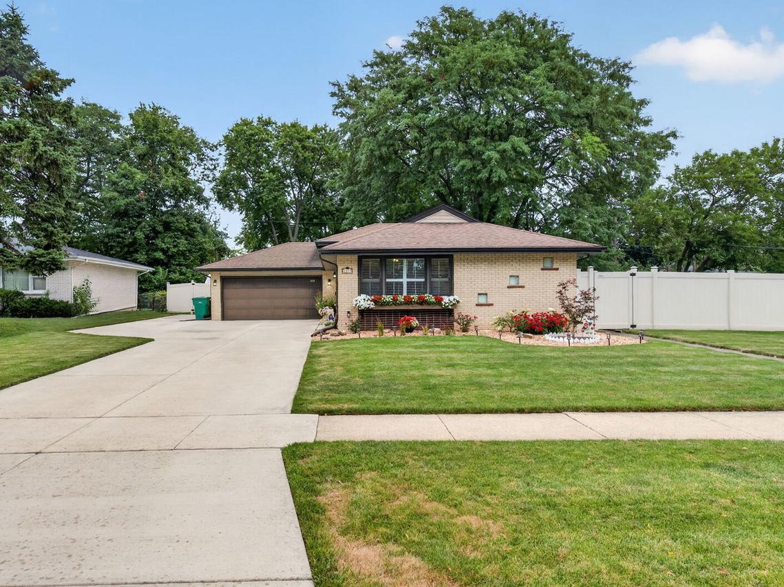 1043 Walter St., Lemont, IL 60439