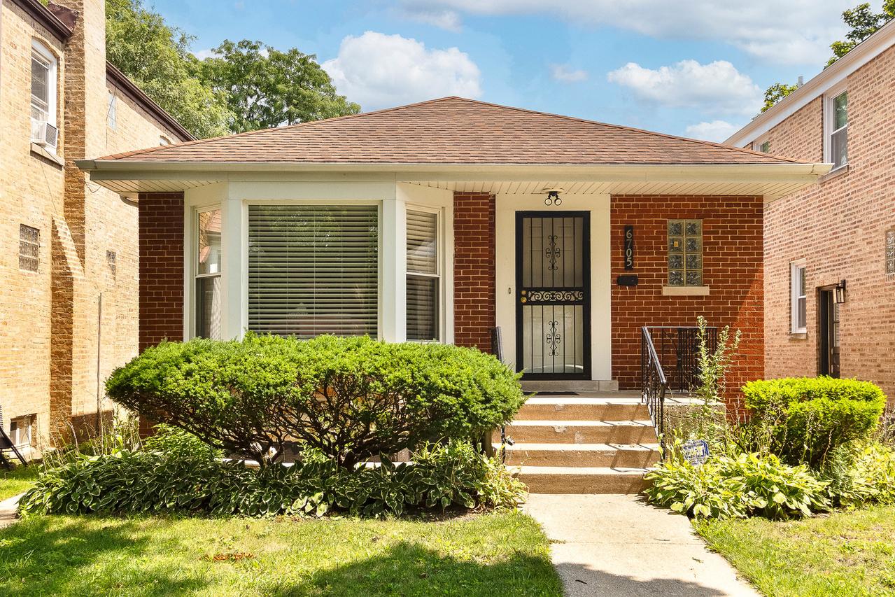6705 N Sacramento Ave., Chicago, IL 60645