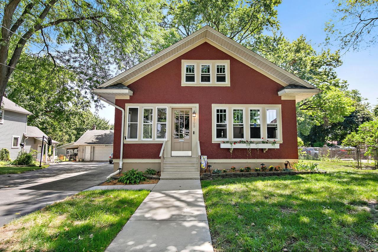 909 Augusta Ave., Elgin, IL 60120
