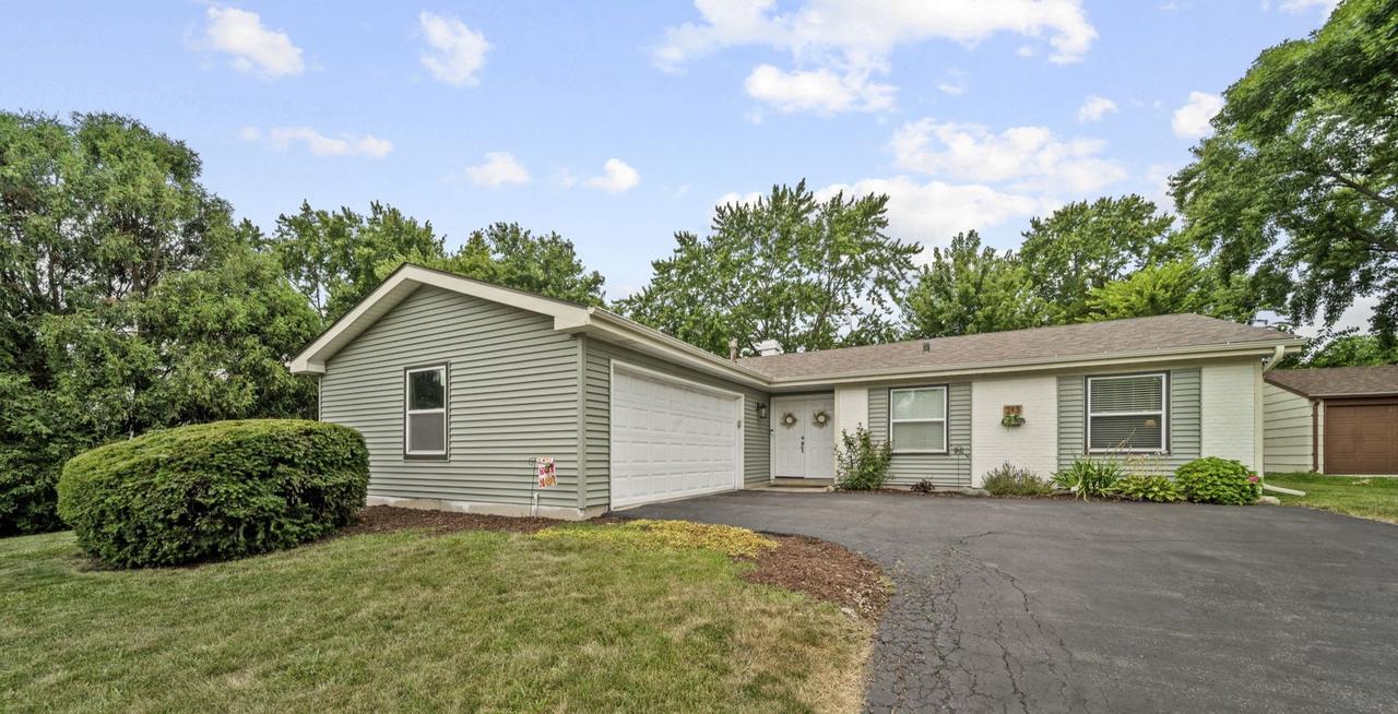 213 Lexington Dr., Bolingbrook, IL 60440