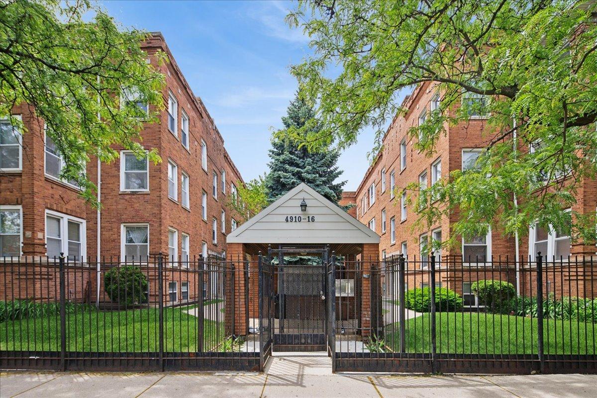 4916 N Kedzie Ave. #2W, Chicago, IL 60625