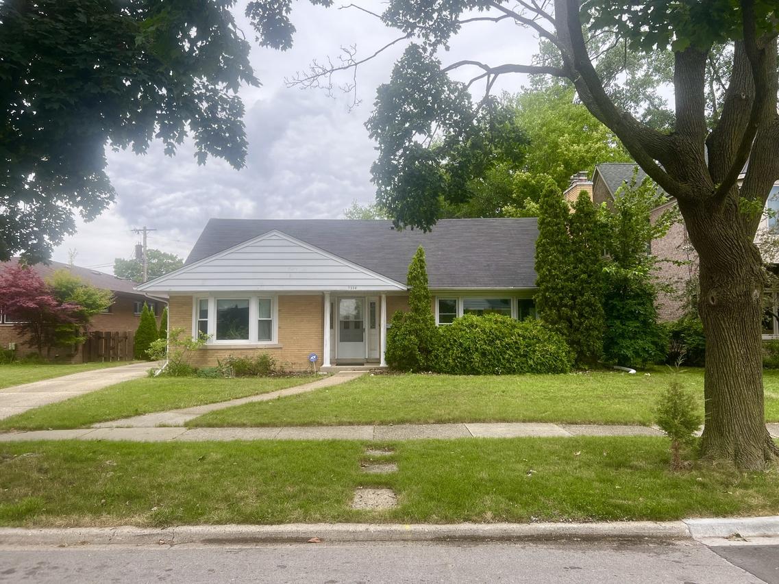 7338 N Tripp Ave., Lincolnwood, IL 60712