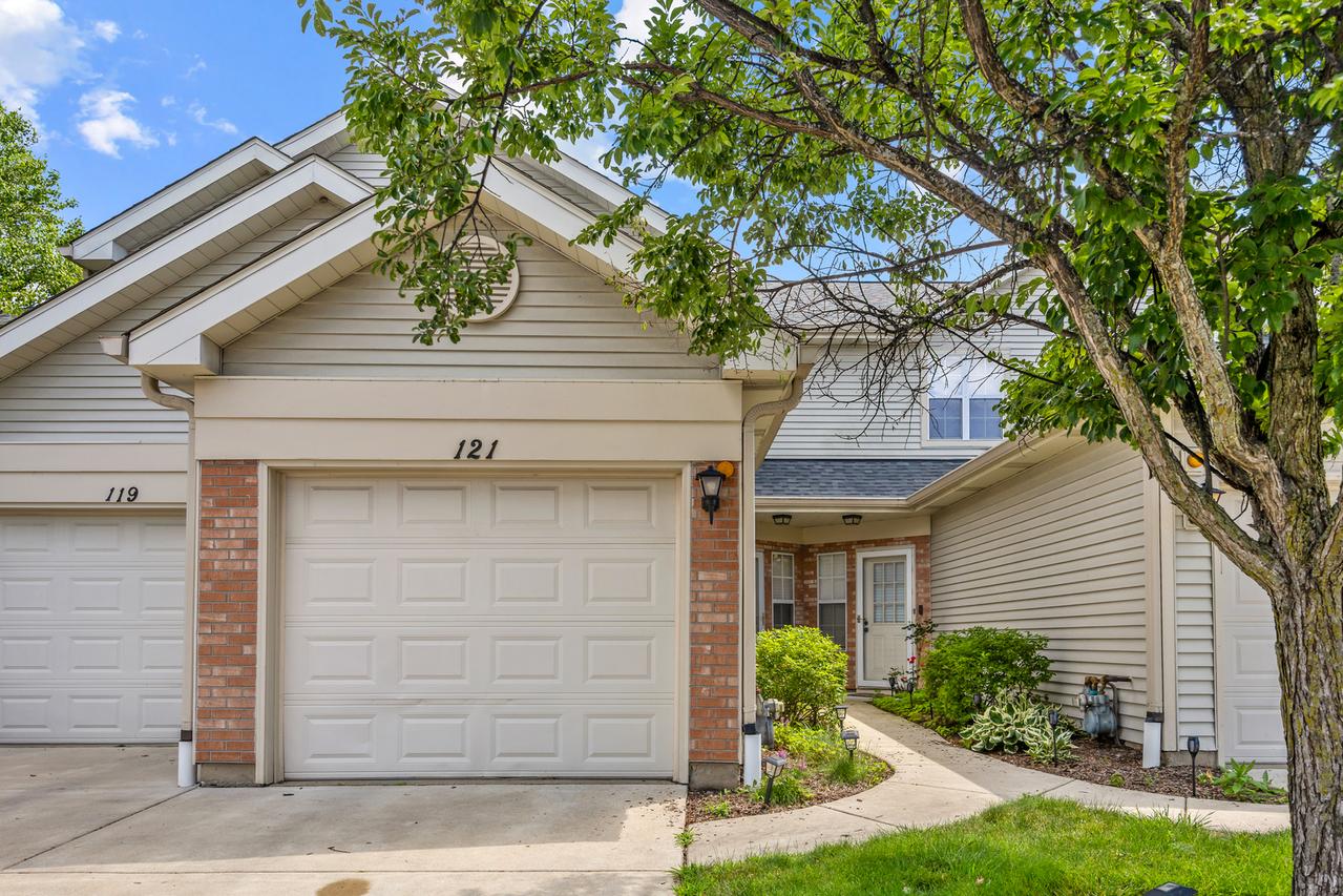 121 Golfview Dr., Glendale Heights, IL 60139