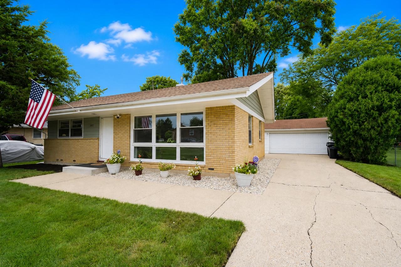 1802 Fairfield Rd., Lindenhurst, IL 60046