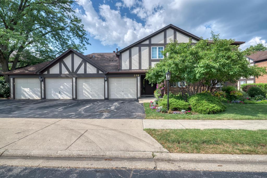228 Brookside Ln. #A, Willowbrook, IL 60527