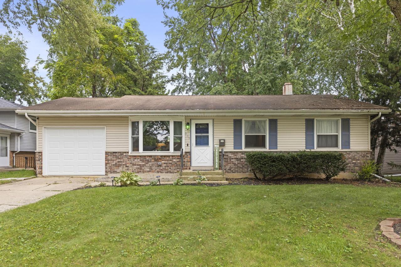 203 Lilac Ln., North Aurora, IL 60542