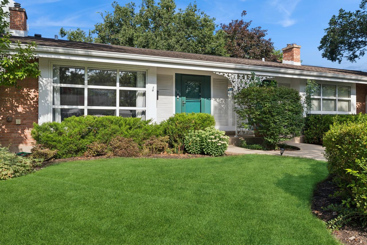 606 Carriage Hill Dr., Glenview, IL 60025