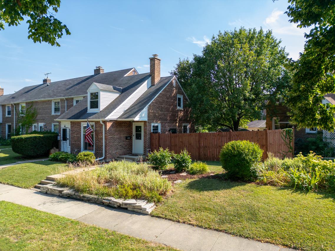 1425 Willow Ave., Des Plaines, IL 60016