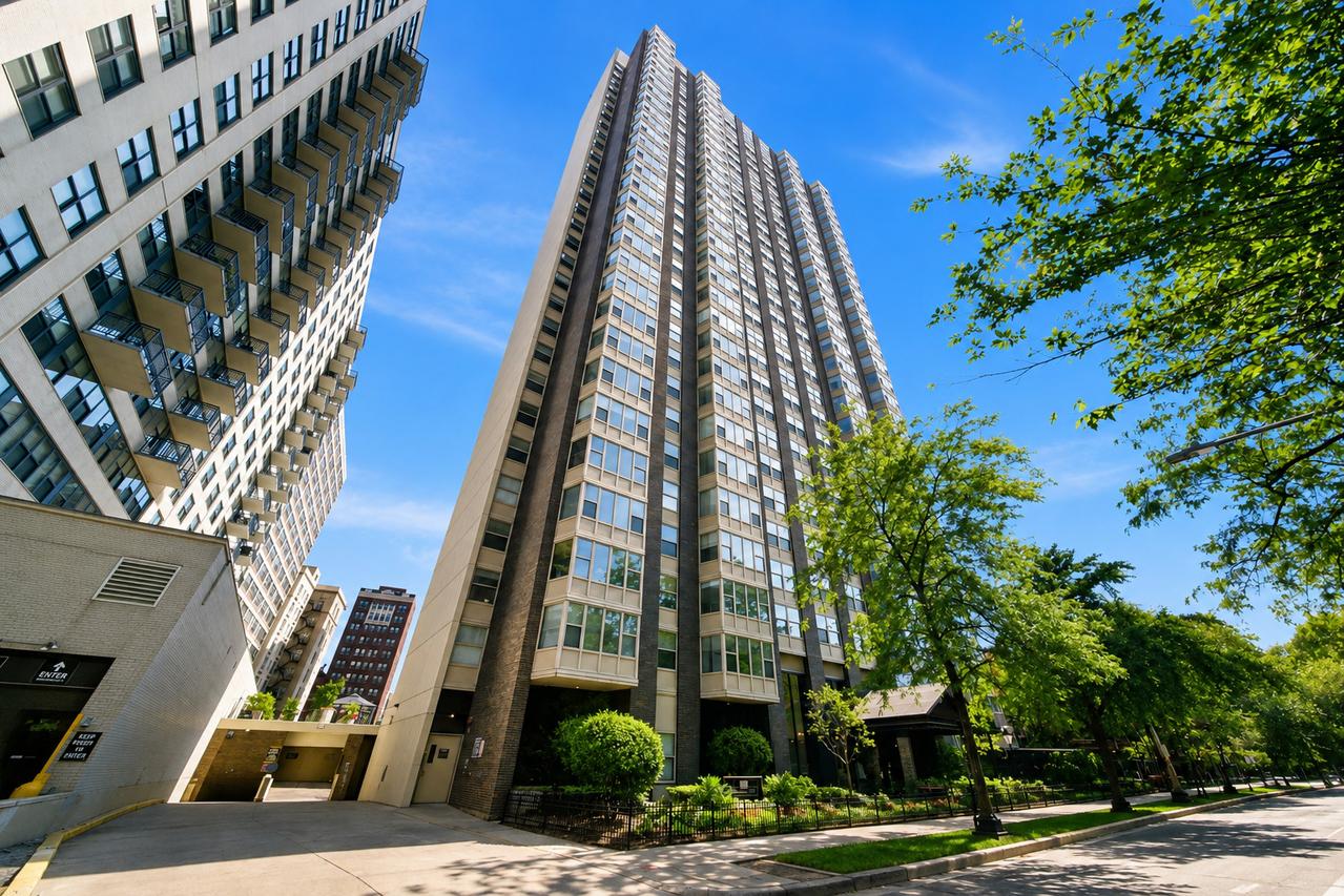 525 W Hawthorne Pl. #2004, Chicago, IL 60657