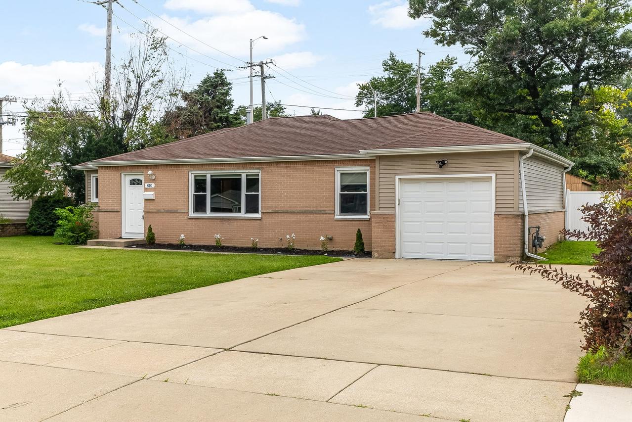 810 Cumberland St., Hoffman Estates, IL 60169