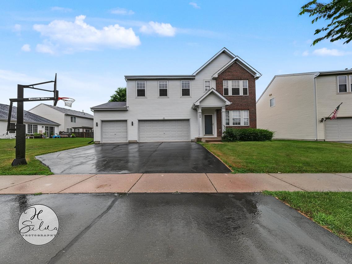 708 Bay Shore Dr., Pingree Grove, IL 60140