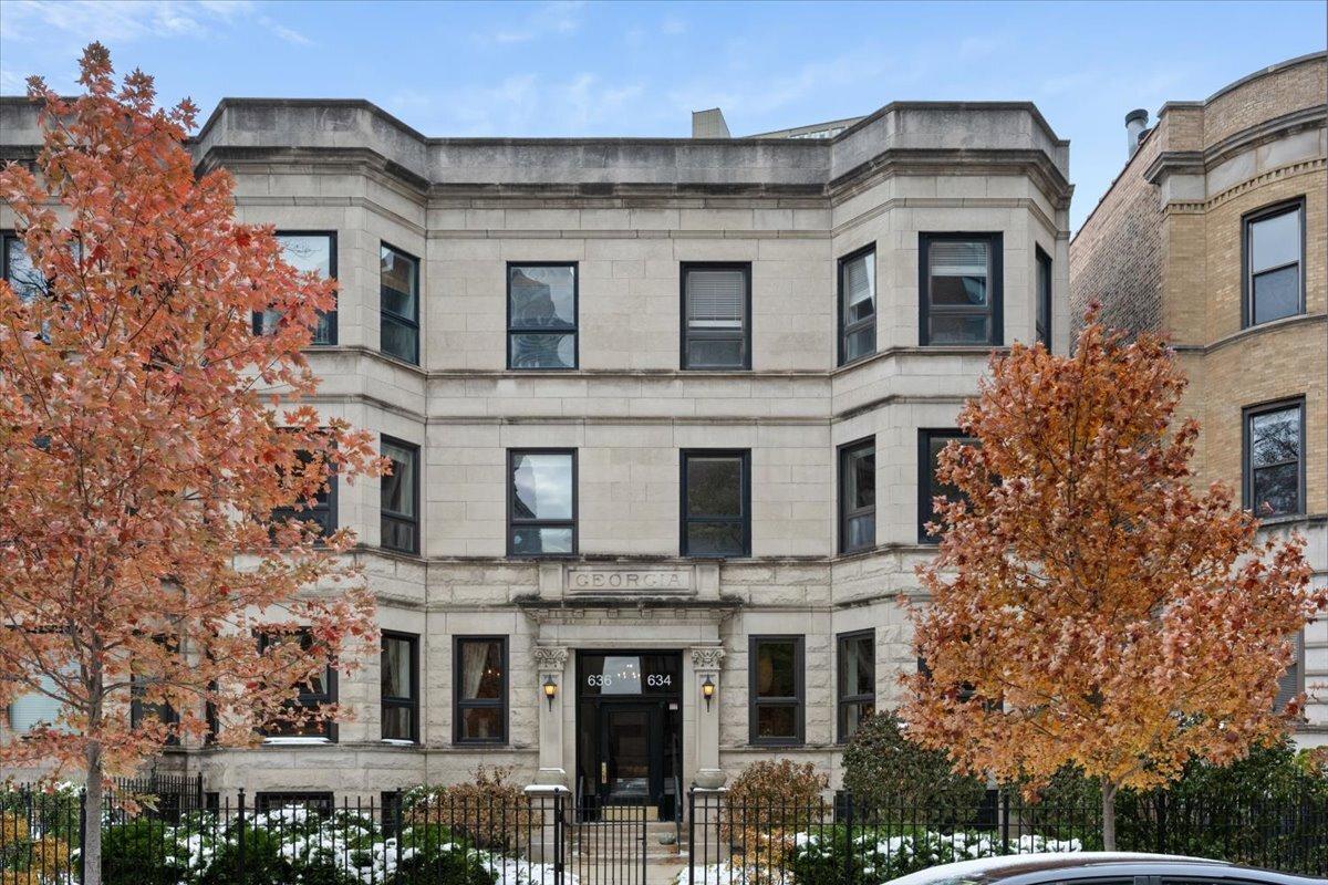636 W Grace St. #1W, Chicago, IL 60613