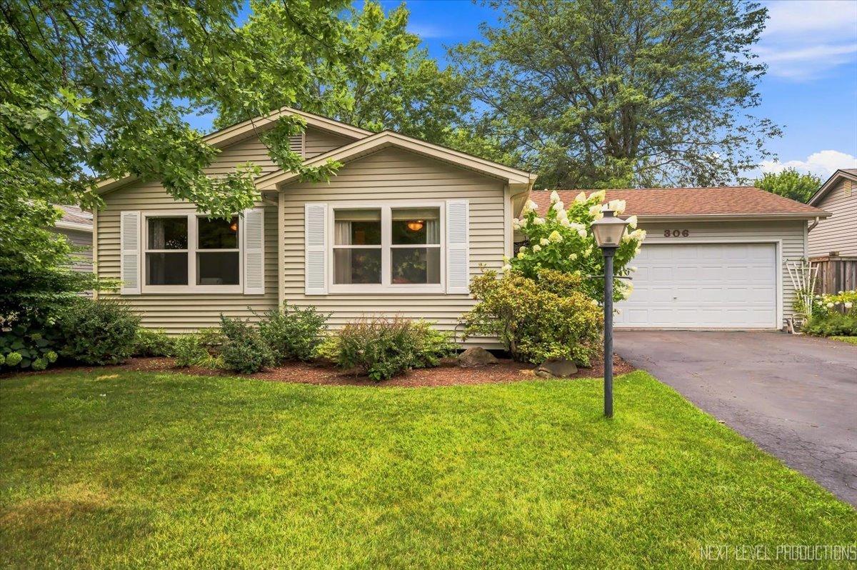 306 Pin Oak Dr., North Aurora, IL 60542