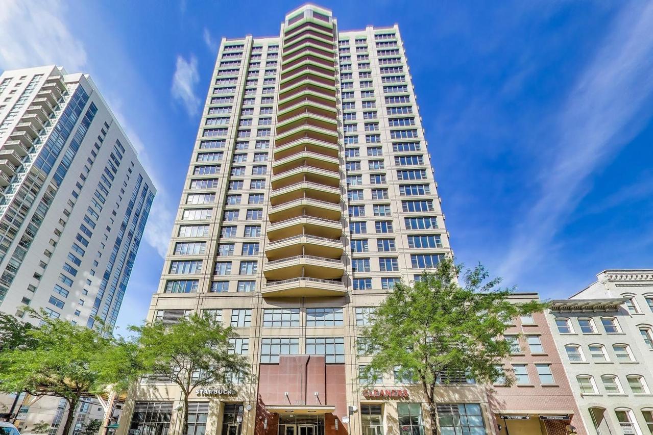 200 N Jefferson St. #2407, Chicago, IL 60661