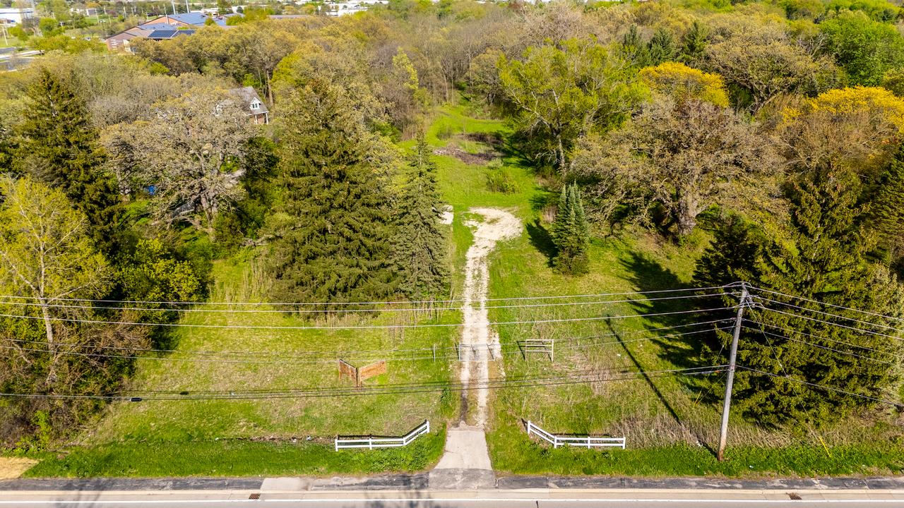 1001 N Hunt Club Rd., Gurnee, IL 60031