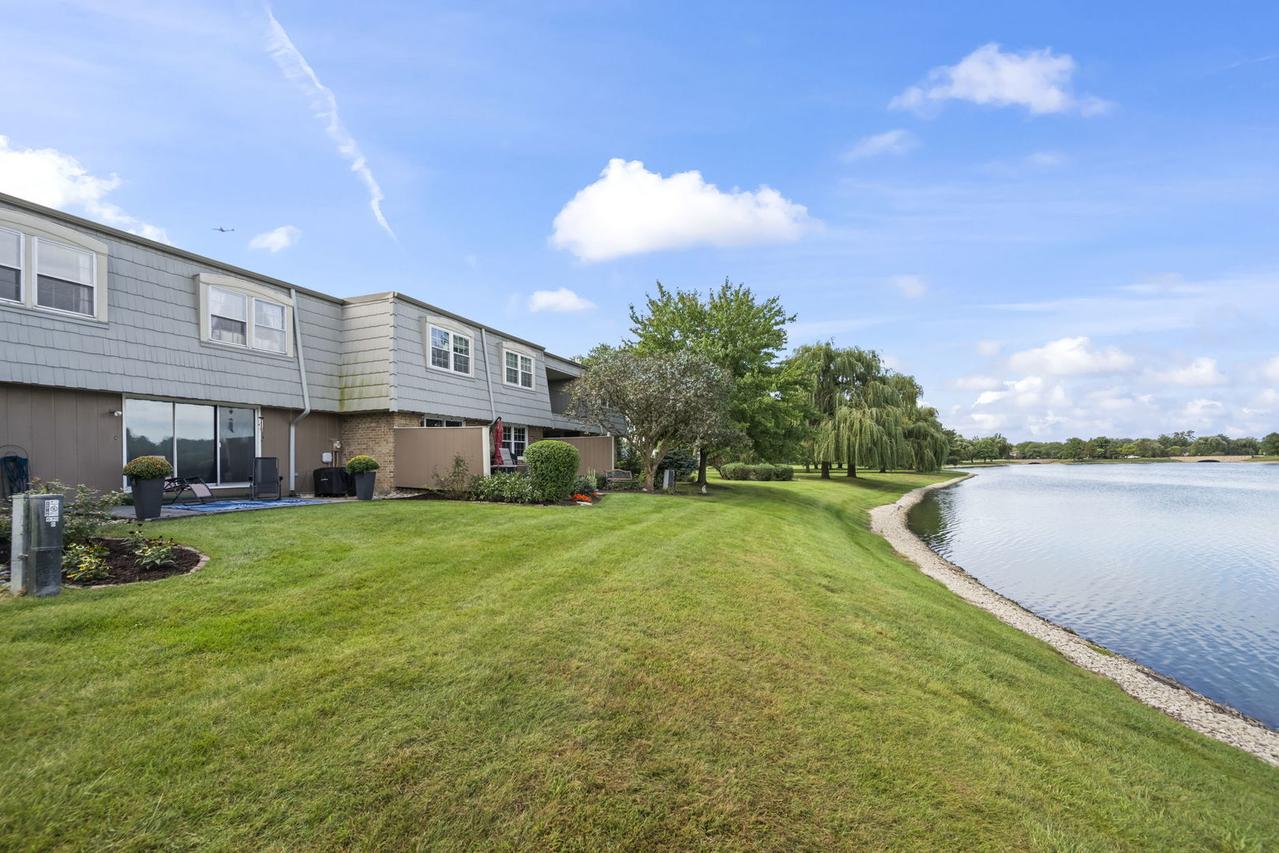 670 Versailles Cir. #D, Elk Grove Village, IL 60007