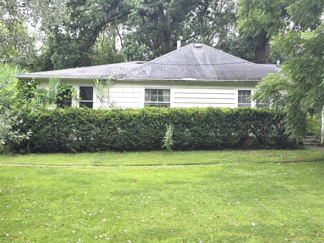 26216 N Elmwood Ave., Mundelein, IL 60060