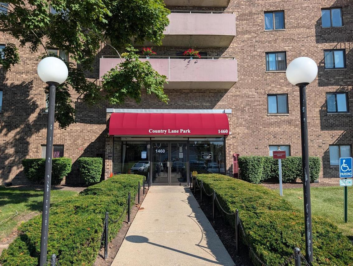 1460 Fairlane Dr. #202, Schaumburg, IL 60193