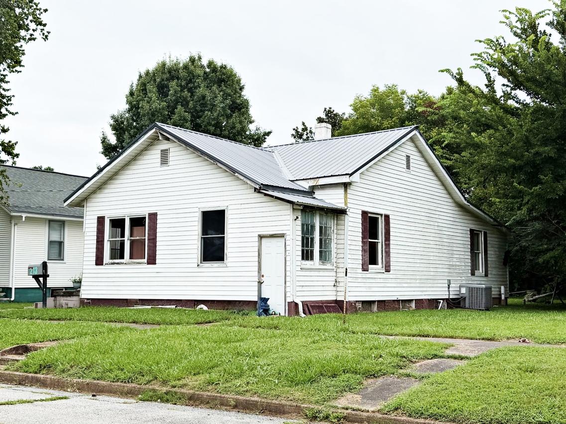 213 E 9th St St., Metropolis, IL 62960