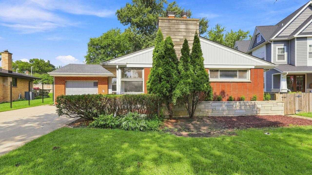 226 S Linden Ave., Elmhurst, IL 60126