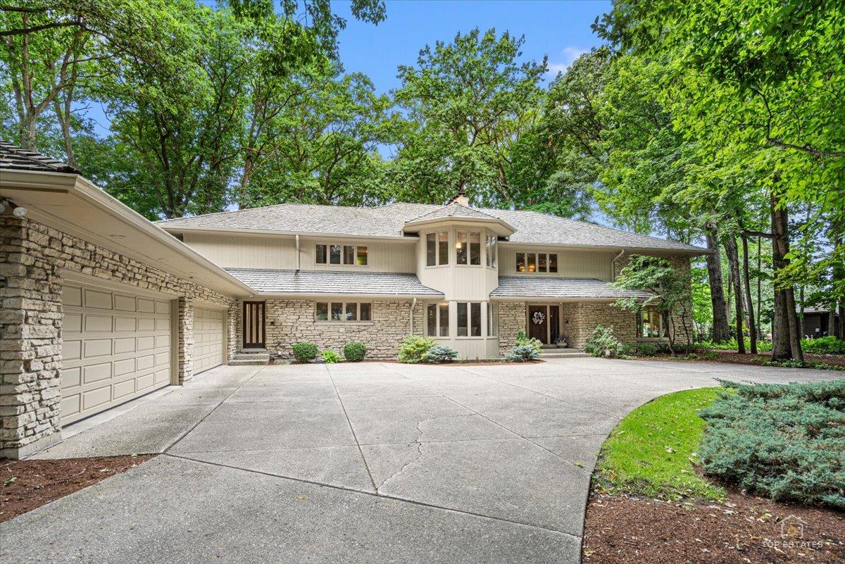 1725 Persimmon Dr., St. Charles, IL 60174