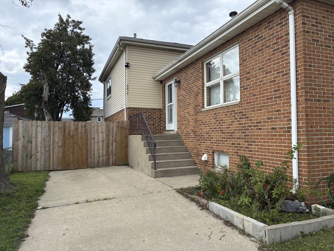 6614 Kane Ave., Hodgkins, IL 60525