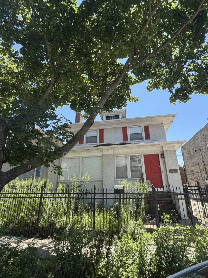 7555 N Rogers Ave., Chicago, IL 60626