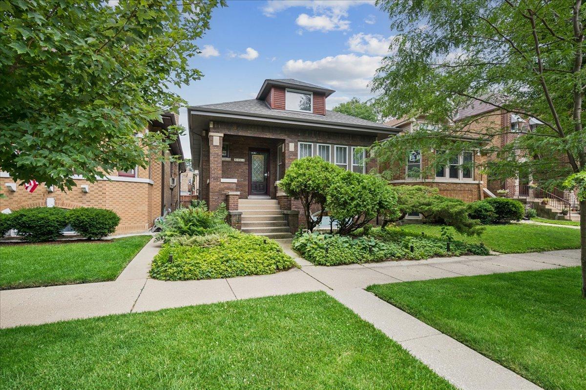5725 N Sacramento Ave., Chicago, IL 60659