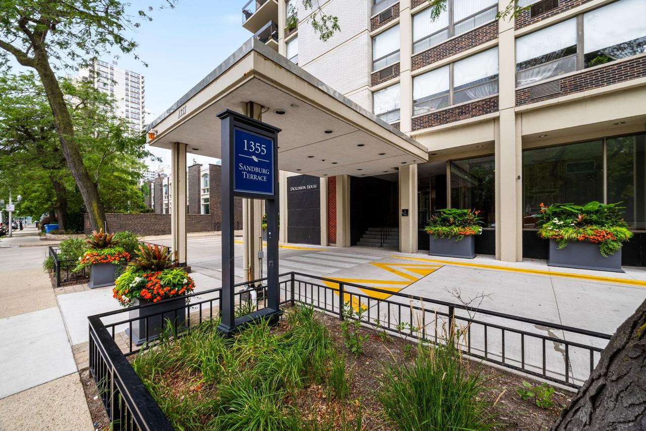 1355 N Sandburg Ter. #1809, Chicago, IL 60610