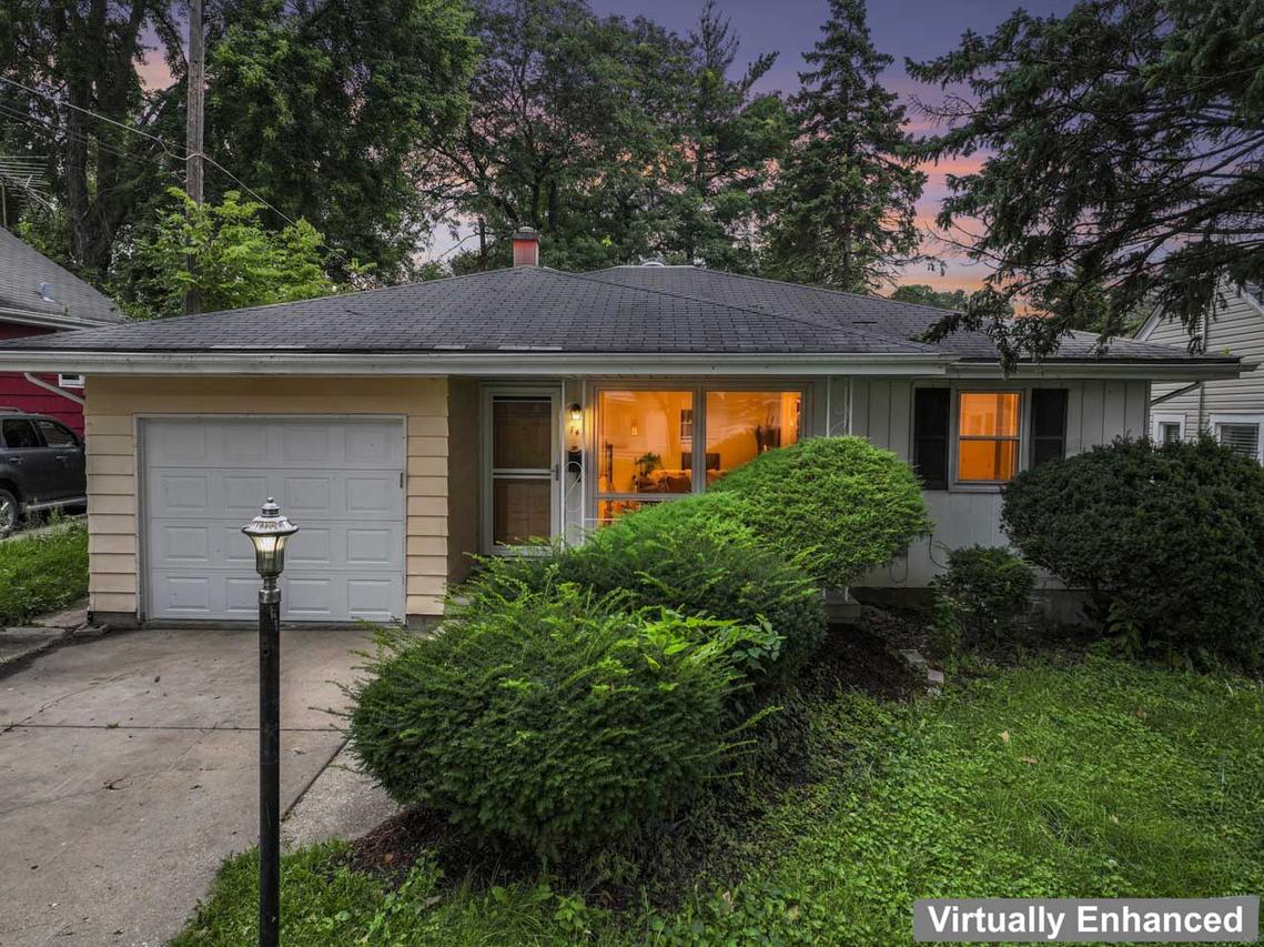 746 Schomer Ave., Aurora, IL 60505