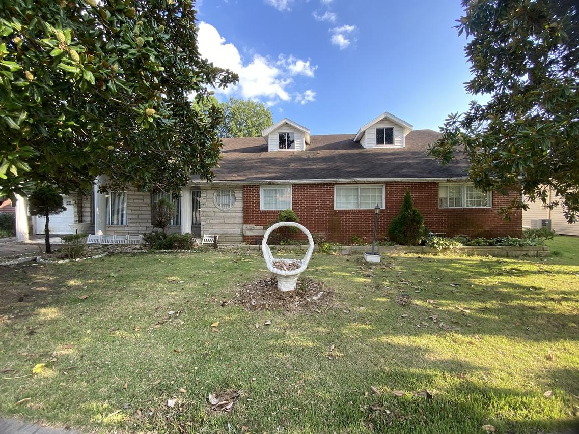 1504 E Saint Louis St., West Frankfort, IL 62896
