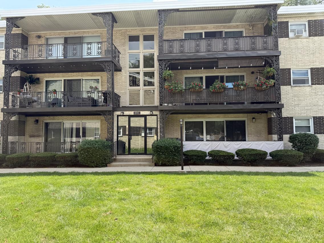 301 E. Plainfield Ave. #2, La Grange, IL 60525