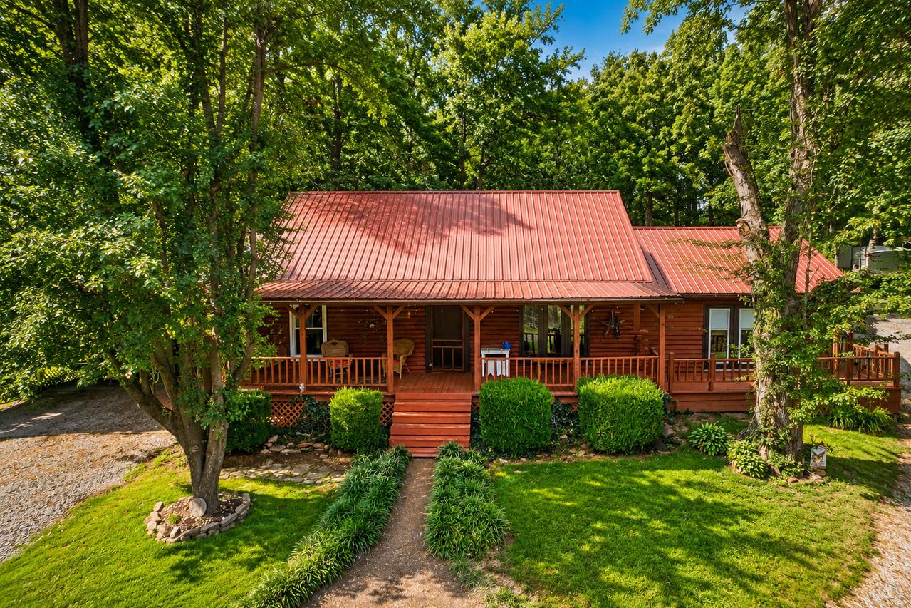 690 Ganntown Ln., Grantsburg, IL 62943