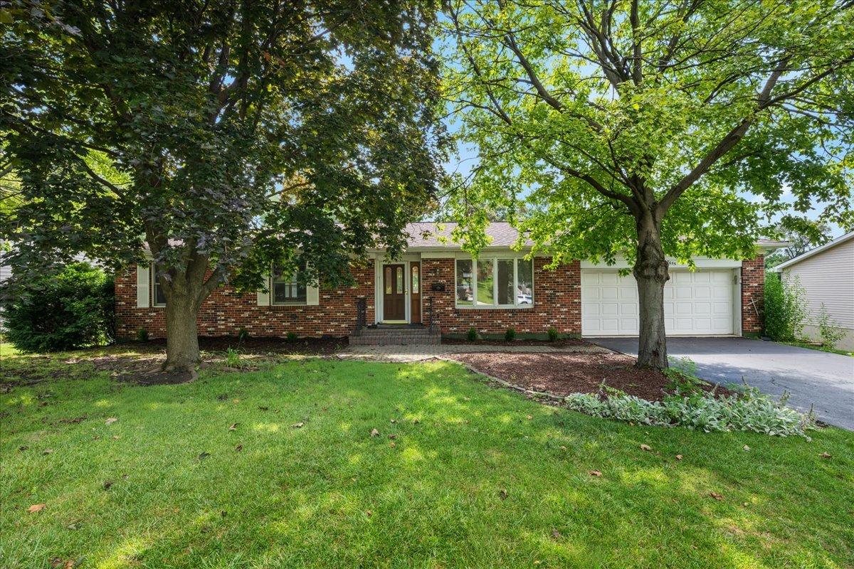 7655 Woodview Dr., Woodridge, IL 60517