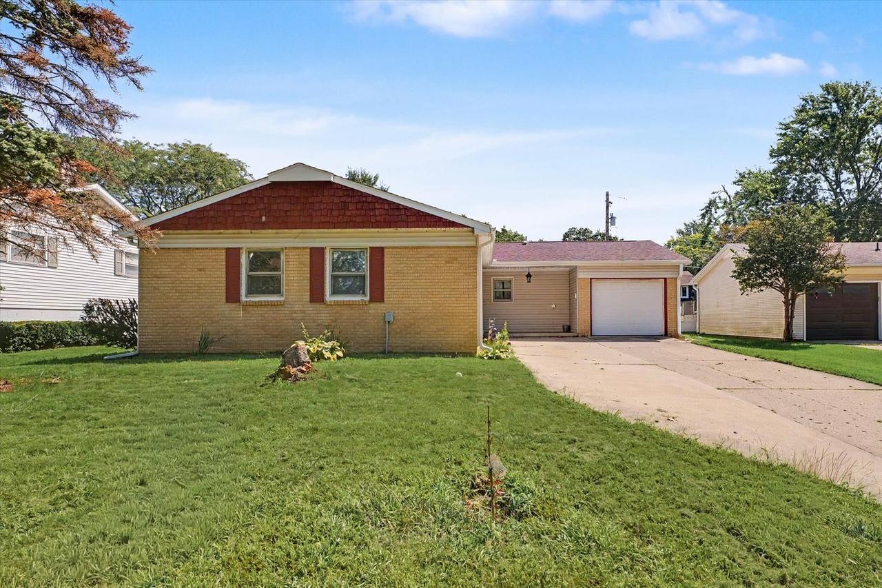1004 Frank Dr., Champaign, IL 61821