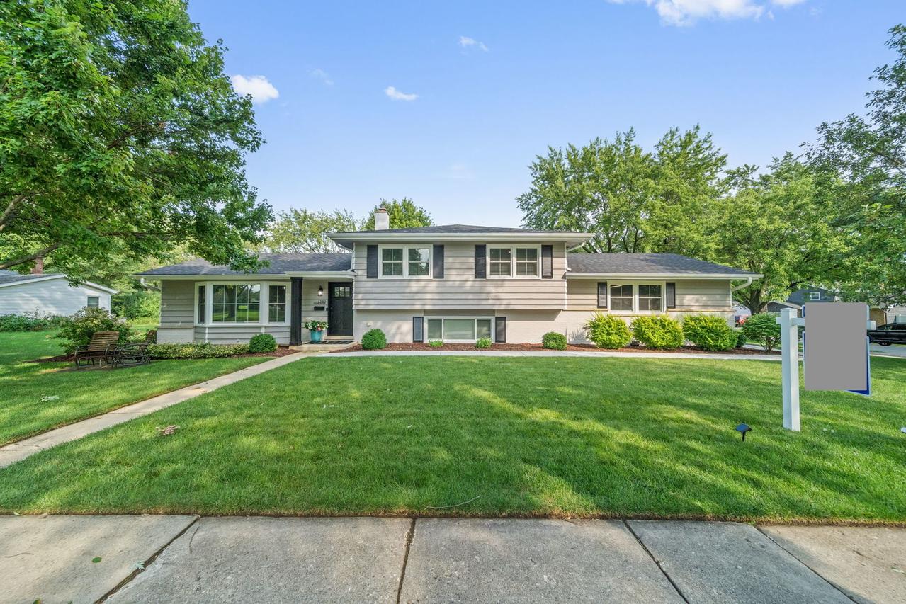 1340 Clyde Dr., Naperville, IL 60565