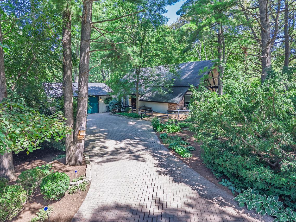 3810 N Oak Knoll Rd., Crystal Lake, IL 60012