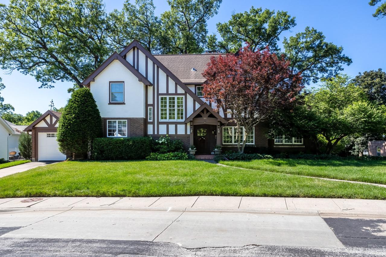 906 20th Ave., East Moline, IL 61244