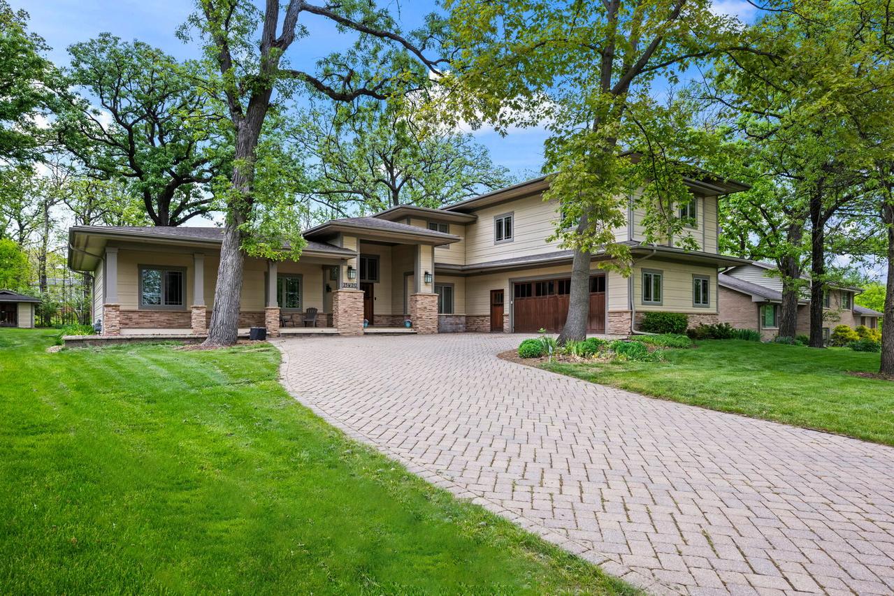 23W212 Blackcherry Ln., Glen Ellyn, IL 60137