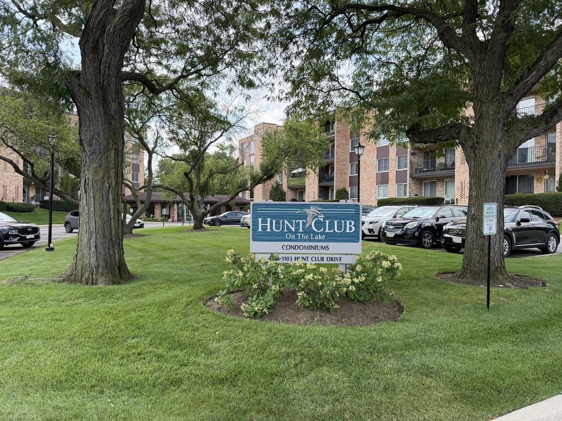 1101 S Hunt Club Dr. #214, Mount Prospect, IL 60056