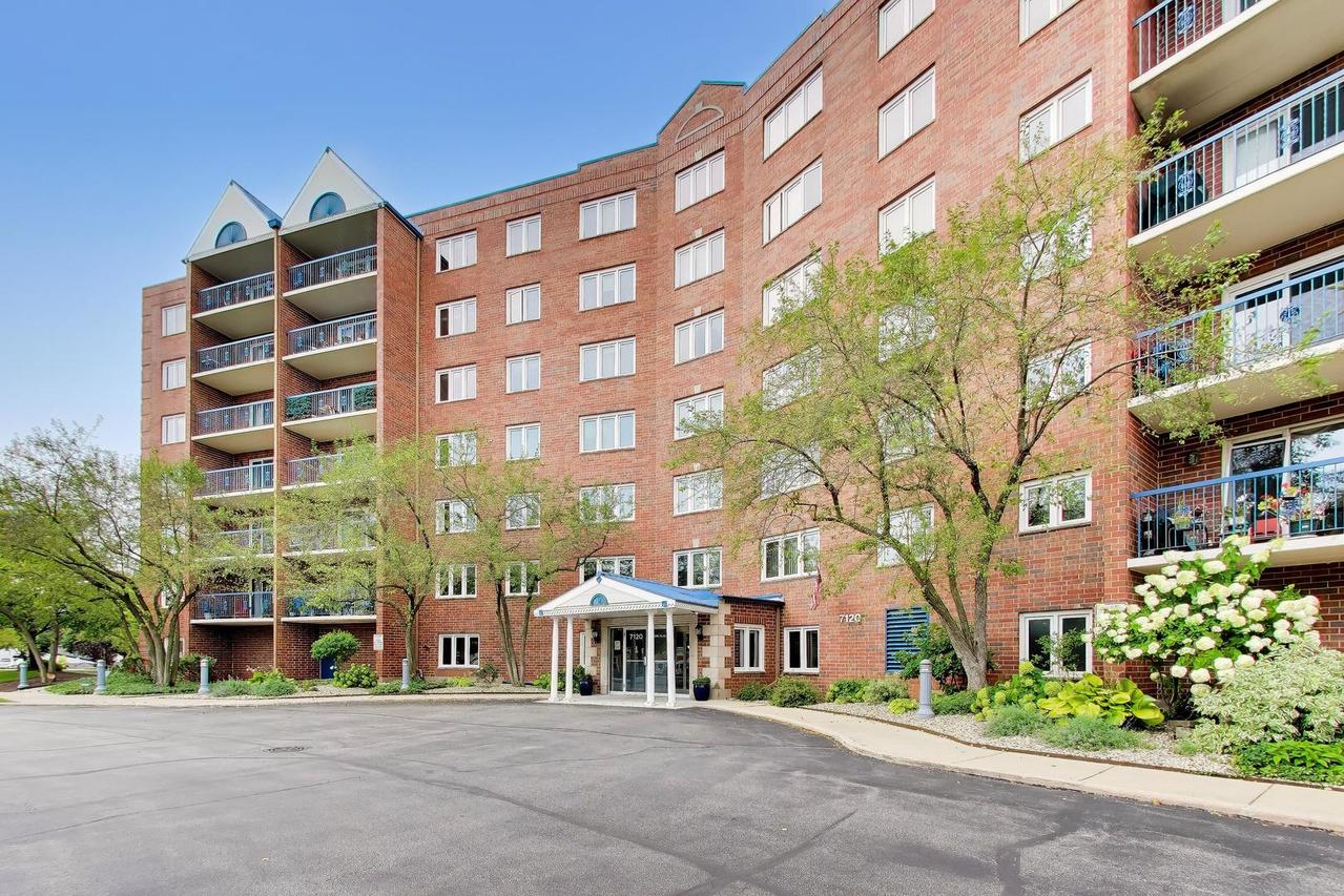7120 N Milwaukee Ave. #208, Niles, IL 60714