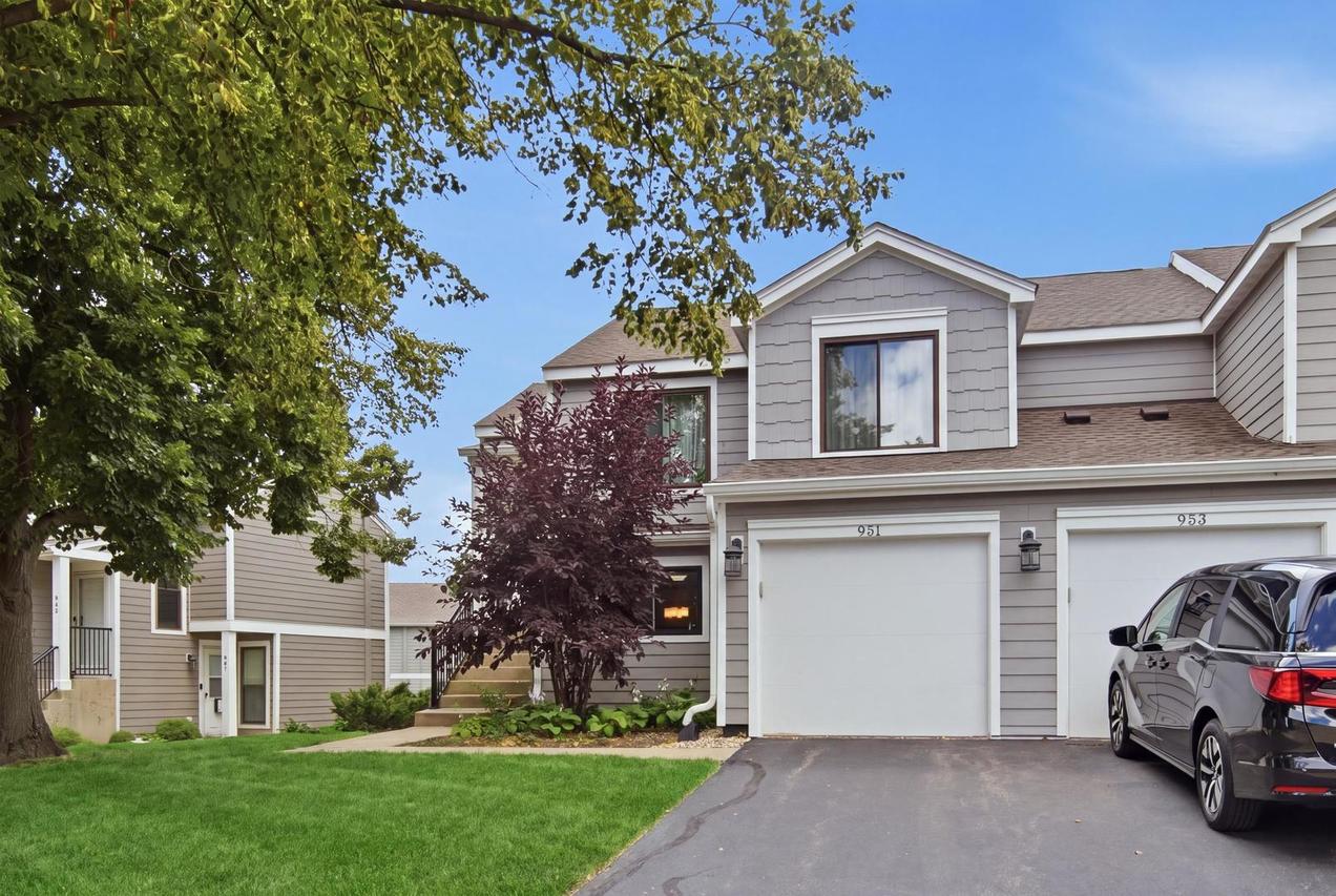 951 Manchester Cir., Schaumburg, IL 60193