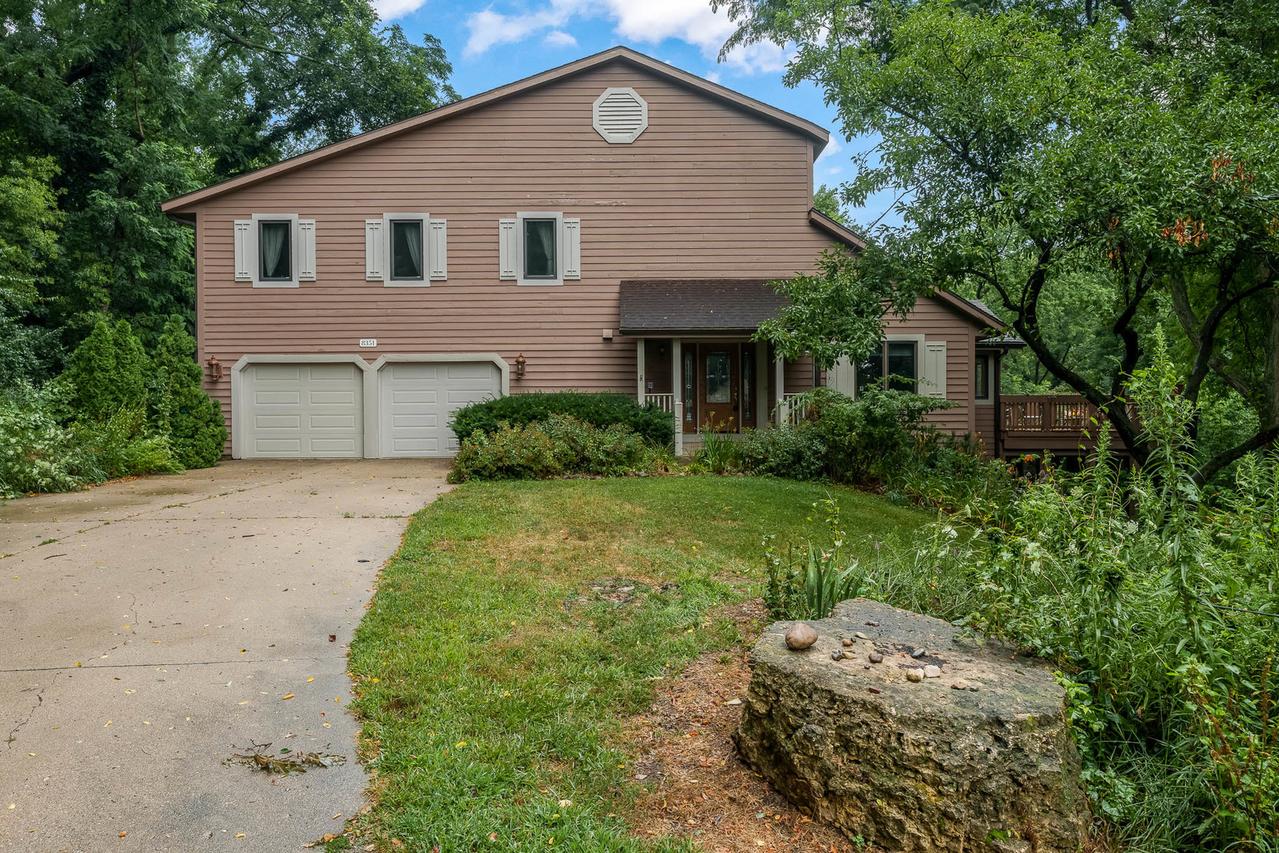 8351 Snaresbrook Rd., Roscoe, IL 61073