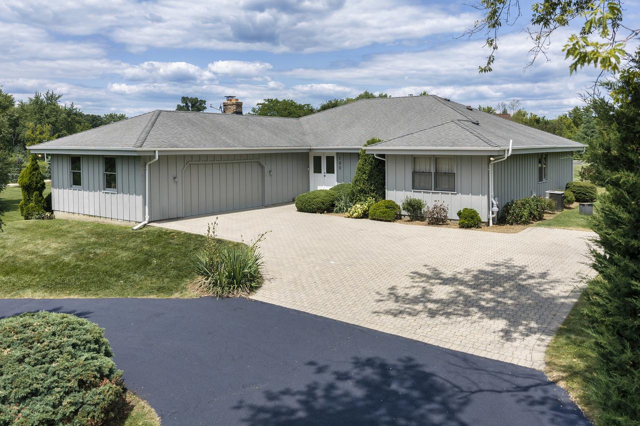 195 Clover Hill Ln., North Barrington, IL 60010