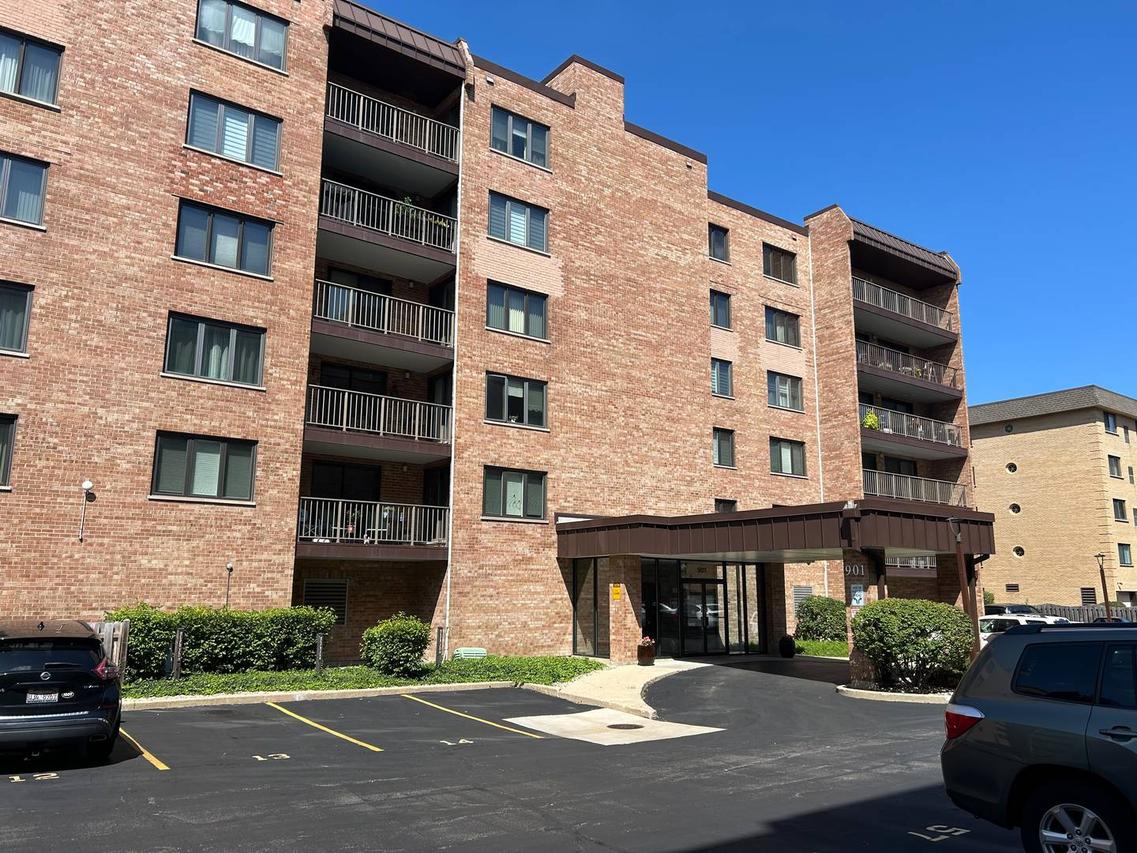 901 Center St. #A409, Des Plaines, IL 60016