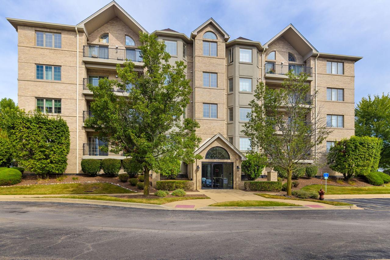 8505 Woodward Ave. #202, Woodridge, IL 60517