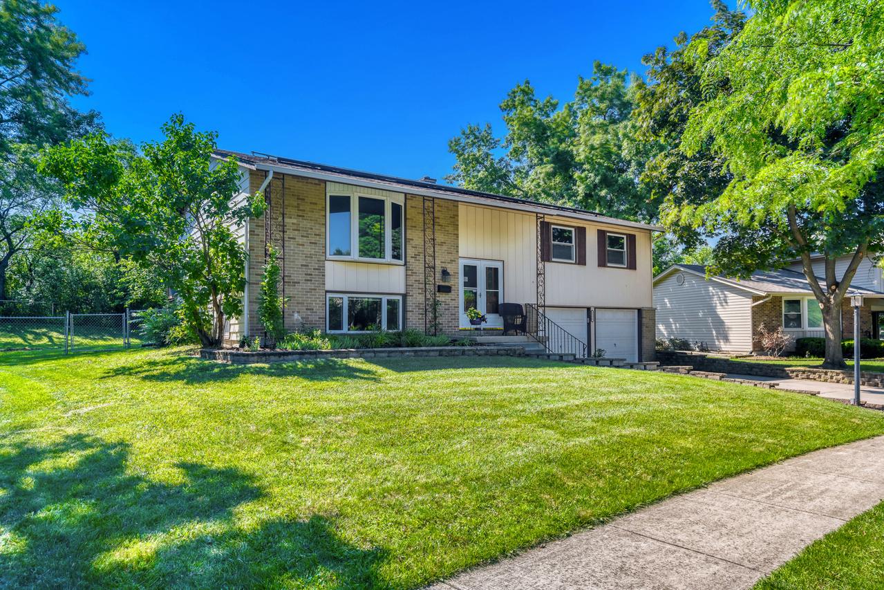 1120 Concord Ln., Hoffman Estates, IL 60192