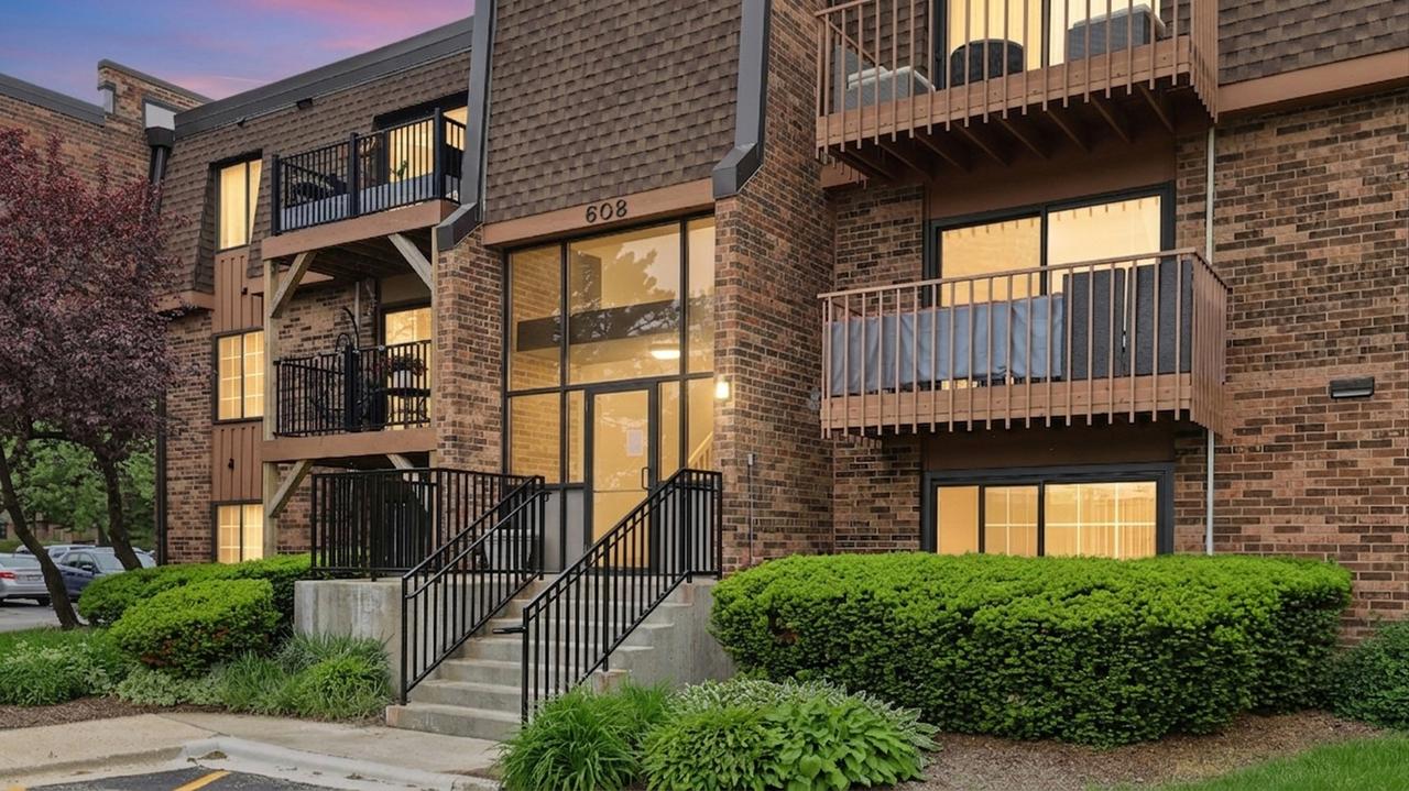 608 Waterford Rd. #1B, Schaumburg, IL 60193